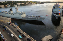 Tàu quân sự Trung Quốc neo đậu tại cảng Havana ở Cuba ngày 10/11/2015. (Ảnh: Yamil Lage/AFP qua Getty Images)