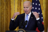 Tổng thống Hoa Kỳ Joe Biden trình bày trong một cuộc họp báo với Thủ tướng Vương quốc Anh Rishi Sunak tại Phòng Đông của Tòa Bạch Ốc ở Hoa Thịnh Đốn hôm 08/06/2023. (Ảnh: Madalina Vasiliu/The Epoch Times)