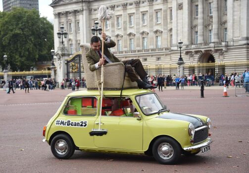 Biểu tượng hài kịch của Anh quốc Mr. Bean tại Cung điện Buckingham để mừng [nhân vật này] tròn 25 tuổi, và ra mắt bộ DVD Boxset Kỷ niệm 25 năm Mr. Bean, và các tập phim hoạt hình mới trên đài truyền hình cáp Boomerang tại The Mall ở London, Anh quốc vào ngày 04/09/2015. (Ảnh: Stuart C. Wilson/Getty Images cho Universal Pictures Home Entertainment)