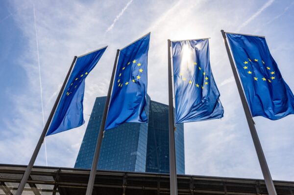 Cờ Âu Châu tung bay trước Ngân hàng Trung ương Âu Châu trước cuộc họp báo về chính sách tiền tệ của khu vực đồng euro, tại Frankfurt am Main, miền tây nước Đức hôm 04/05/2023. (Ảnh: Andre Pain/AFP qua Getty Images)