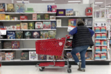 Một khách hàng của Target xem các sản phẩm trò chơi board game khi mua sắm tại một trong các cửa hàng của hãng bán lẻ này ở San Francisco hôm 15/12/2022. (Ảnh: Justin Sullivan/Getty Images)