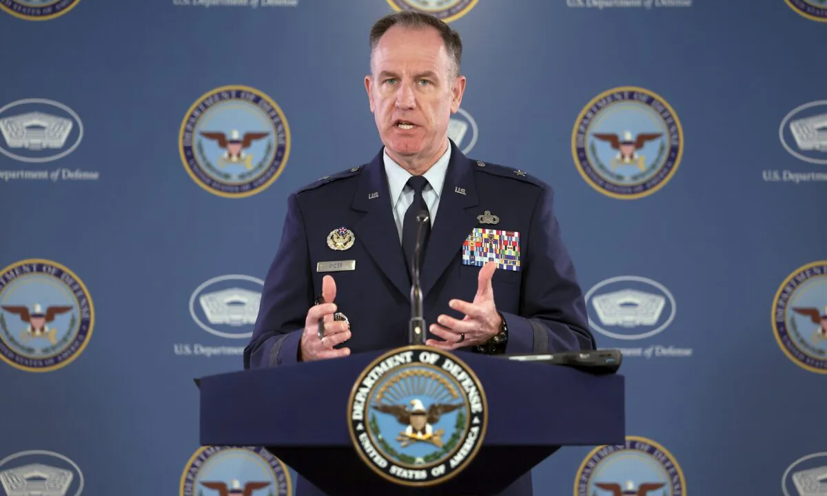 Tham vụ Báo chí Bộ Quốc phòng Hoa Kỳ, Tướng Patrick S. Ryder nói chuyện trong cuộc họp báo tại Ngũ Giác Đài ở Arlington, Virginia, hôm 13/04/2023. (Ảnh: Kevin Dietsch/Getty Images)