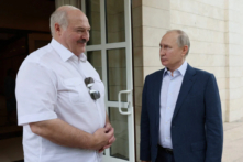 Tổng thống Nga Vladimir Putin (phải) và Tổng thống Belarus Alexander Lukashenko nói chuyện trong một hội nghị tại dinh thự Bocharov Ruchei ở Sochi, Nga, hôm 09/06/2023. (Ảnh: Sputnik/Gavriil Grigorov/Kremlin qua Reuters)