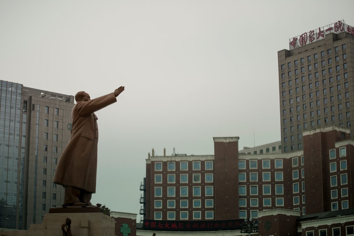 Một bức tượng của cố lãnh đạo cộng sản Mao Trạch Đông đối diện với Bệnh viện Số 1 tiên trực thuộc Đại học Y khoa Trung Quốc, nơi tiếp nhận bệnh nhân Lưu Hiểu Ba, người đoạt giải Nobel quá cố của Trung Quốc, ở Thẩm Dương, tỉnh Liêu Ninh, vào ngày 13/07/2017. (Ảnh: Fred Dufour/AFP qua Getty Images)