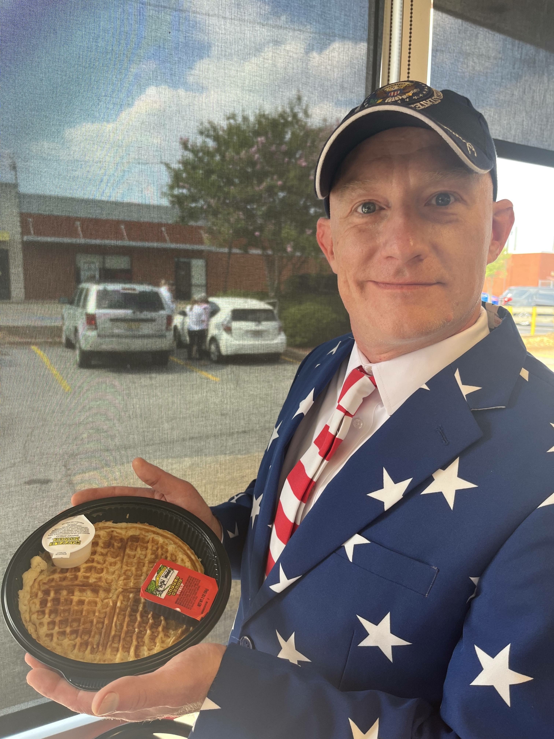 Ông Cliff Rhodes, 45 tuổi, là một trong số những vị khách được cựu Tổng thống Donald Trump chiêu đãi món bánh quế tại Waffle House ở Columbus, Georgia, hôm 10/06/2023. (Ảnh: Được đăng dưới sự cho phép của của ông Cliff Rhodes)