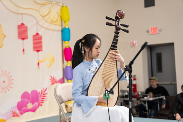 Một nghệ sĩ gảy đàn tỳ bà, một loại nhạc cụ của Trung Hoa, tại lễ hội mừng Tết Nguyên Đán ở Quận Cam, New York, vào ngày 29/01/2023. (Ảnh: Larry Dye/The Epoch Times)