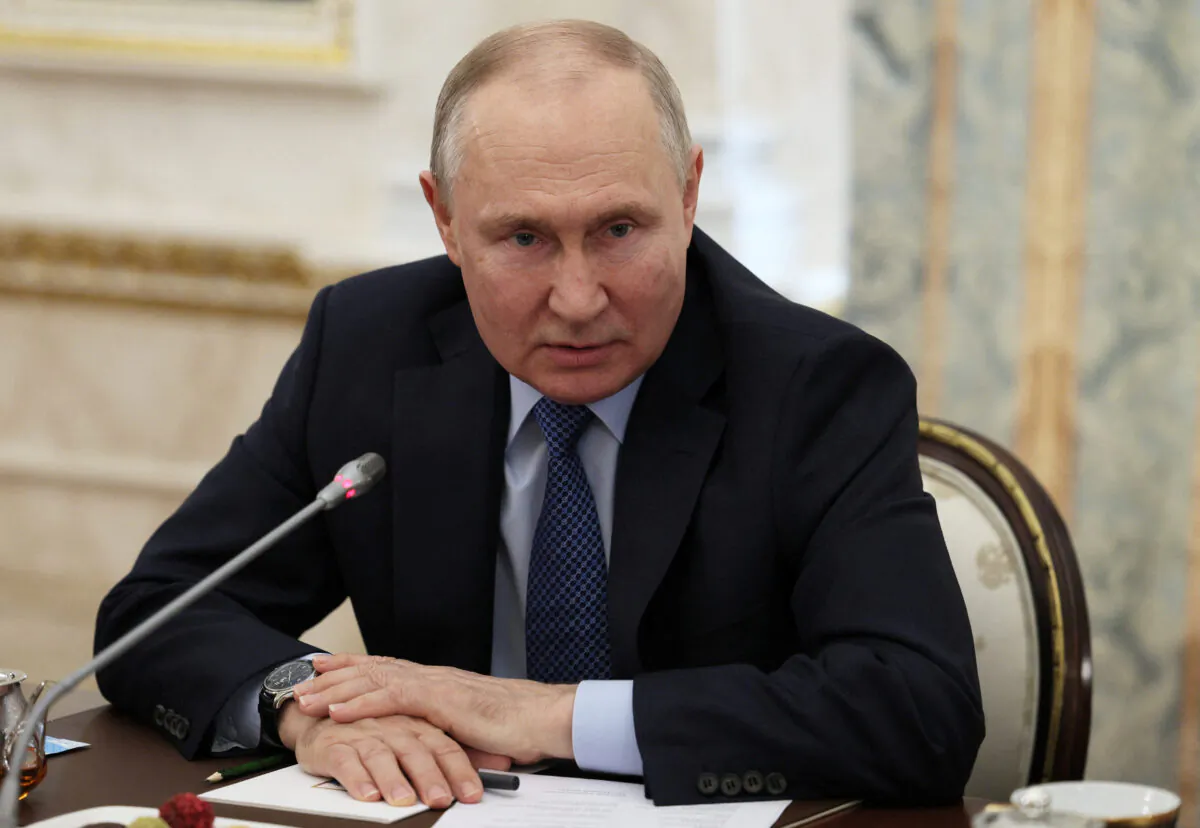 Tổng thống Nga Vladimir Putin tham dự một cuộc họp với các thông tín viên chiến trường tại Điện Kremlin ở Moscow hôm 13/06/2023. (Ảnh: Sputnik/Gavriil Grigorov/Kremlin qua Reuters)