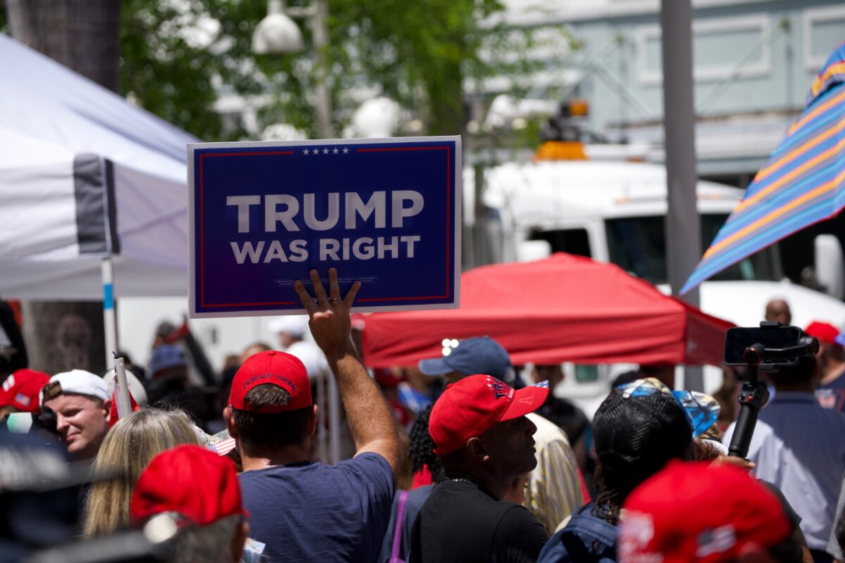 Một người đàn ông cầm tấm biển ủng hộ ông Trump bên ngoài tòa án liên bang ở Miami, hôm 13/06/2023. (Ảnh: Madalina Vasiliu/The Epoch Times)