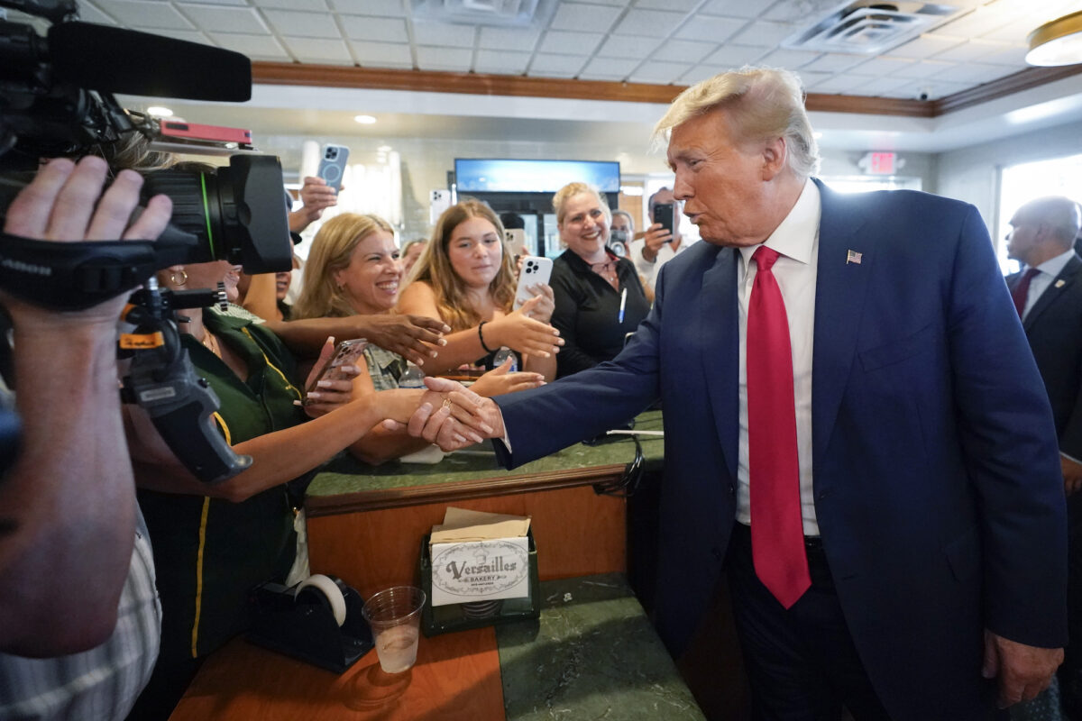 Cựu Tổng thống Donald Trump chào những người ủng hộ tại nhà hàng Versailles ở Miami hôm 13/06/2023. (Ảnh: Alex Brandon/AP Photo)