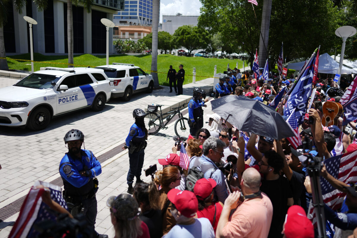 Những người ủng hộ chờ đợi sự xuất hiện của cựu Tổng thống Donald Trump tại Tòa án Hoa Kỳ Wilkie D. Ferguson Jr. ở Miami hôm 13/06/2023. (Ảnh: Rebecca Blackwell/AP Photo)