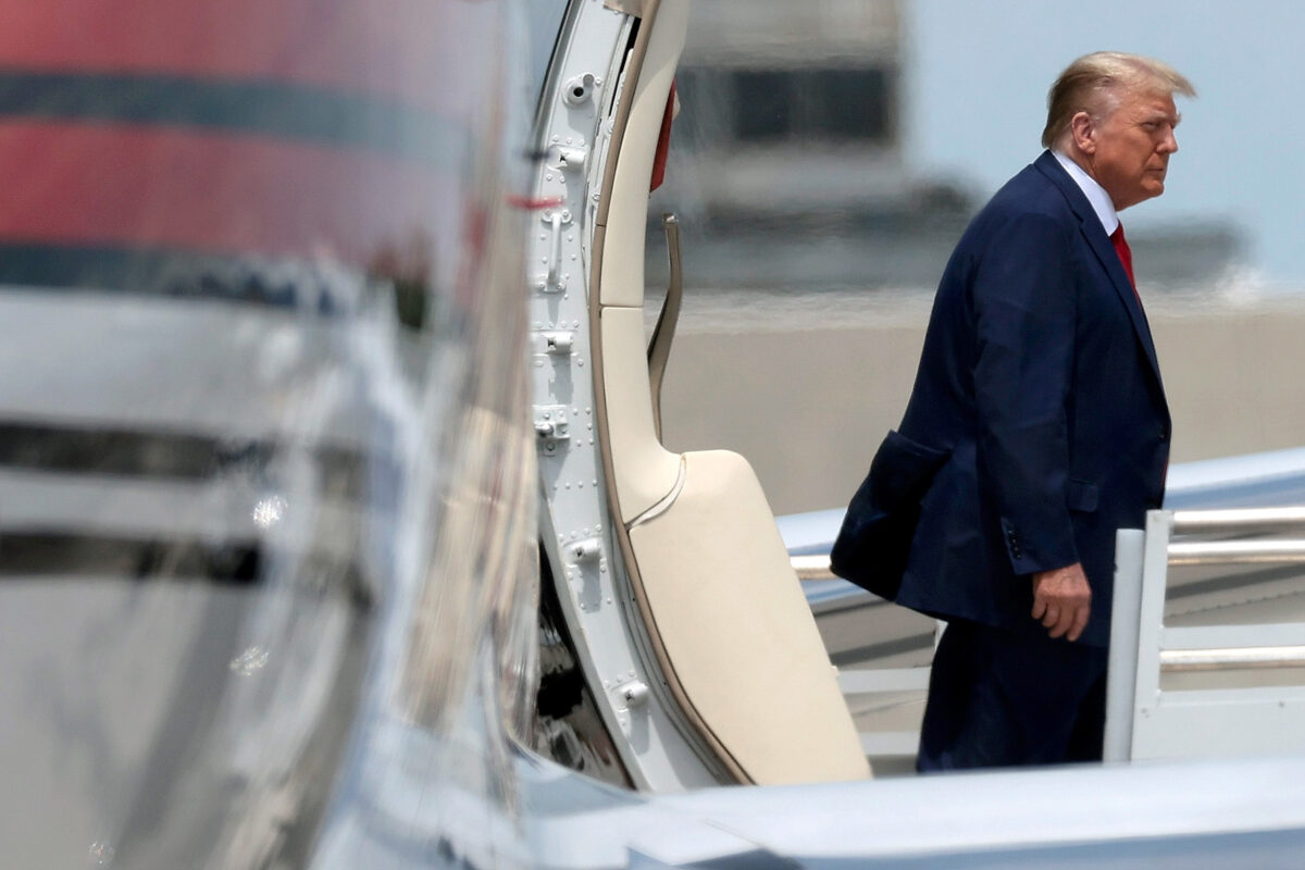 Ứng cử viên tổng thống của Đảng Cộng Hòa, cựu Tổng thống Donald Trump đến Phi trường Quốc tế Miami ở Miami, Florida, hôm 12/06/2023. (Ảnh: Win McNamee/Getty Images)
