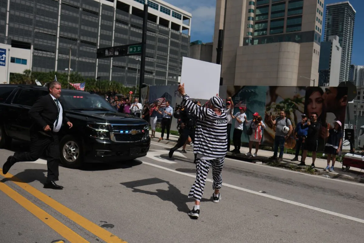 Người biểu tình lao ra trước đoàn xe hộ tống cựu TT Trump bên ngoài Tòa án Miami