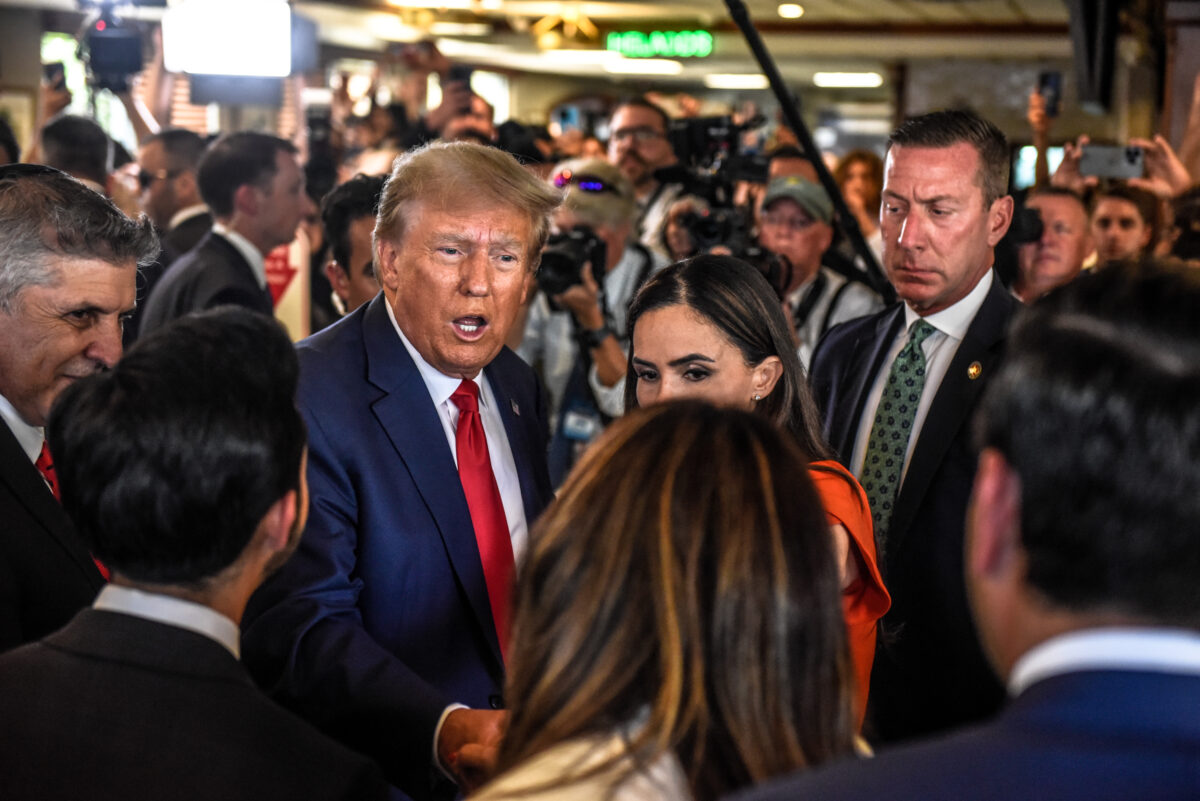 Cựu tổng thống Donald Trump ghé thăm nhà hàng Versailles sau khi bị buộc tội ở Miami, Florida, hôm 13/06/2023. (Ảnh: Stephanie Keith/Getty Images)