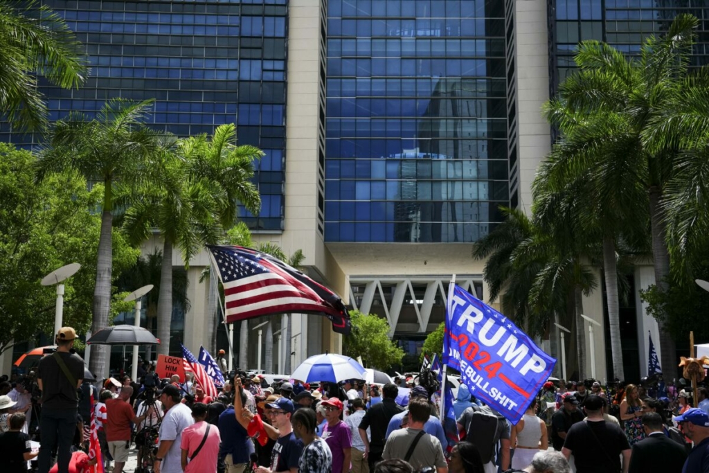Người biểu tình đứng trước tòa án liên bang Wilkie D. Ferguson, Jr. trước phiên tòa của cựu Tổng thống Donald Trump ở Miami, Florida, hôm 13/06/2023. (Ảnh: Madalina Vasiliu/The Epoch Times)