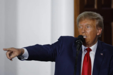 Cựu Tổng thống Donald Trump diễn thuyết bên ngoài tòa nhà câu lạc bộ tại Câu lạc bộ Golf Quốc gia Trump ở Bedminster, New Jersey, hôm 13/06/2023. (Ảnh: Chip Somodevilla/Getty Images)