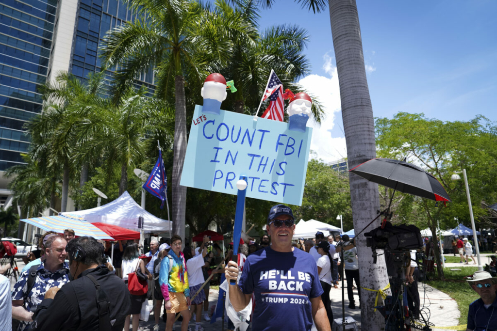 Một người biểu tình cầm một tấm biển bên ngoài tòa án liên bang Wilkie D. Ferguson, Jr. ở Miami, Florida, hôm 13/06/2023. (Ảnh: Madalina Vasiliu/The Epoch Times)