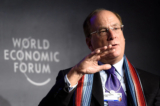 Giám đốc điều hành BlackRock, ông Larry Fink, tham dự một phiên họp thường niên của Diễn đàn Kinh tế Thế giới ở Davos hôm 23/01/2020. (Ảnh: Fabrice Coffrini/AFP qua Getty Images)