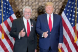 Ông Larry Snowden (trái) và ông Donald Trump tại bữa dạ tiệc đêm bầu cử tại phòng khiêu vũ Mar-a-Lago ở Palm Beach, Florida, vào ngày 08/11/2022. (Ảnh: Được đăng dưới sự cho phép của ông Larry Snowden)