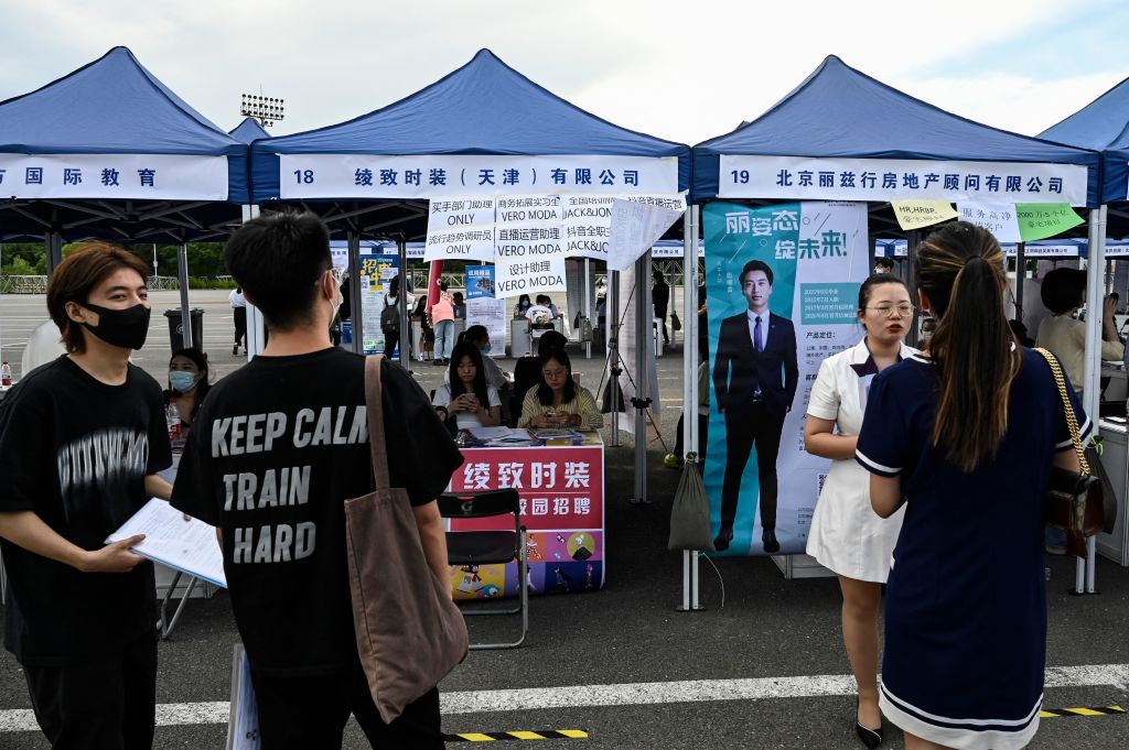 Những người tham dự một hội chợ việc làm ở Bắc Kinh vào ngày 26/08/2022. (Ảnh: Jade Gao/AFP qua Getty Images)