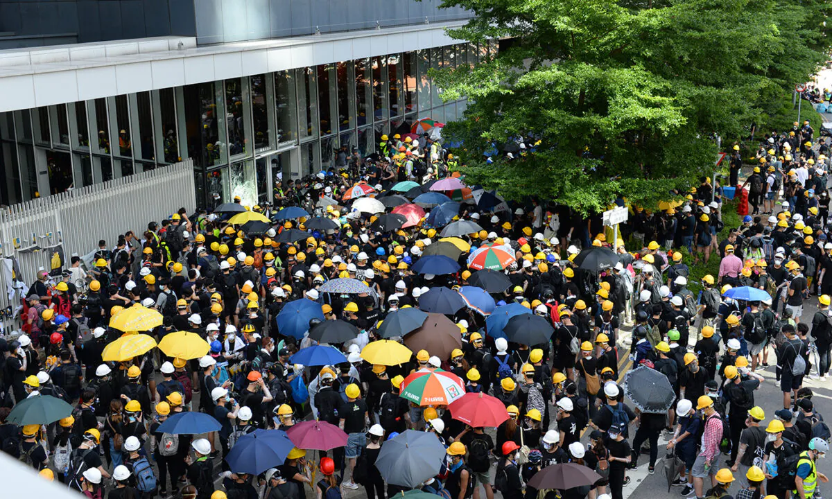 Vào ngày 01/07/2019, những người biểu tình Hồng Kông đã xông vào tòa nhà Hội đồng Lập pháp. Nhiều người bị buộc tội, một số bị buộc tội bạo loạn. Ảnh lưu trữ (Ảnh: Sung Pi-Lung/The Epoch Times)
