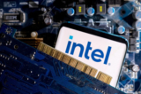 Một chiếc điện thoại thông minh có logo Intel hiển thị được đặt trên bo mạch chủ máy điện toán hôm 06/03/2023. (Ảnh: Dado Ruvic/Illustration/Reuters)