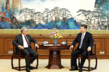 Ông Bill Gates (Trái) gặp lãnh đạo Trung Quốc Tập Cận Bình tại Bắc Kinh hôm 16/06/2023. (Ảnh: Yin Bogu/Tân Hoa Xã qua AP)