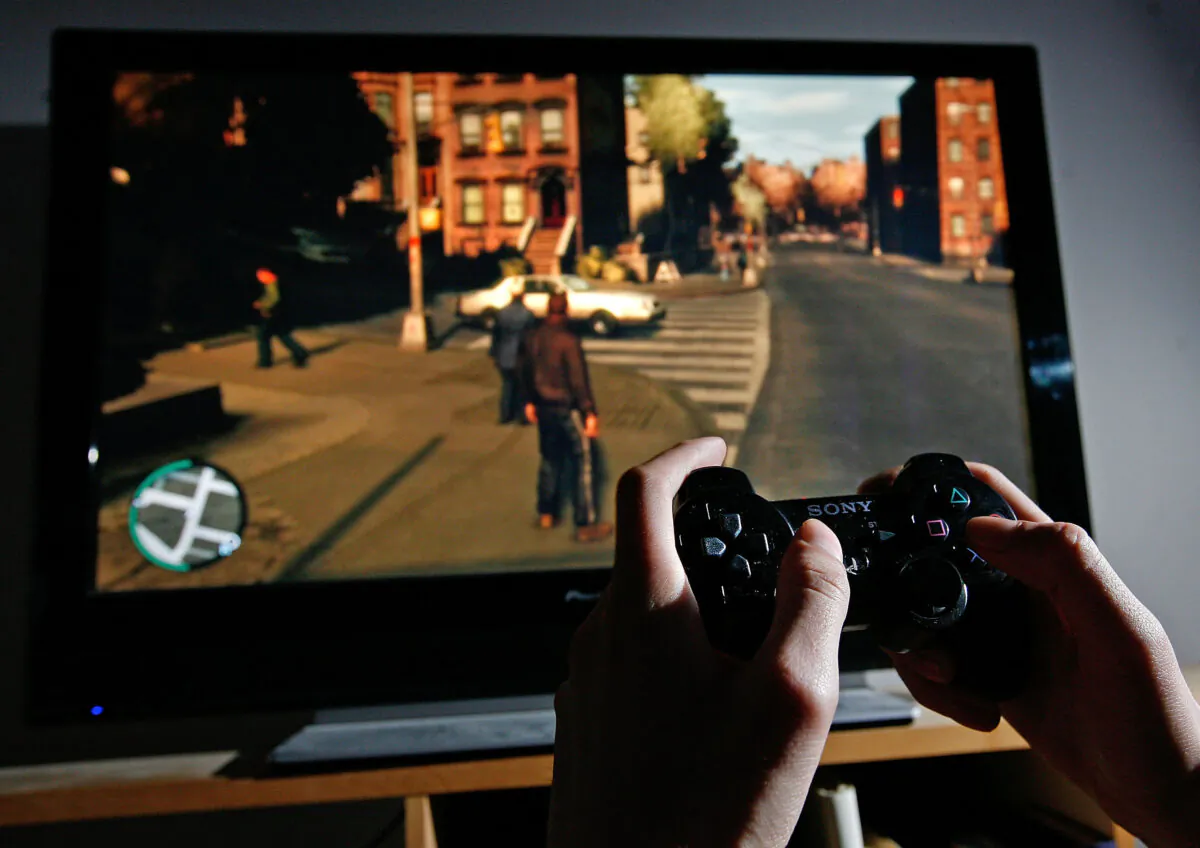 Một người đàn ông chơi Grand Theft Auto IV (Hành động phiêu lưu IV) khi trò chơi được phát hành tại London vào ngày 29/4/2008. (Ảnh: Cate Gillon/Getty Images)