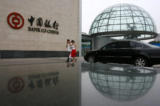 Hai người đi ngang qua trụ sở của Ngân hàng Trung Quốc, ngân hàng cho vay lớn thứ hai của quốc gia này ở Bắc Kinh, Trung Quốc, vào ngày 28/06/2006. (Ảnh: China Photos/Getty Images)