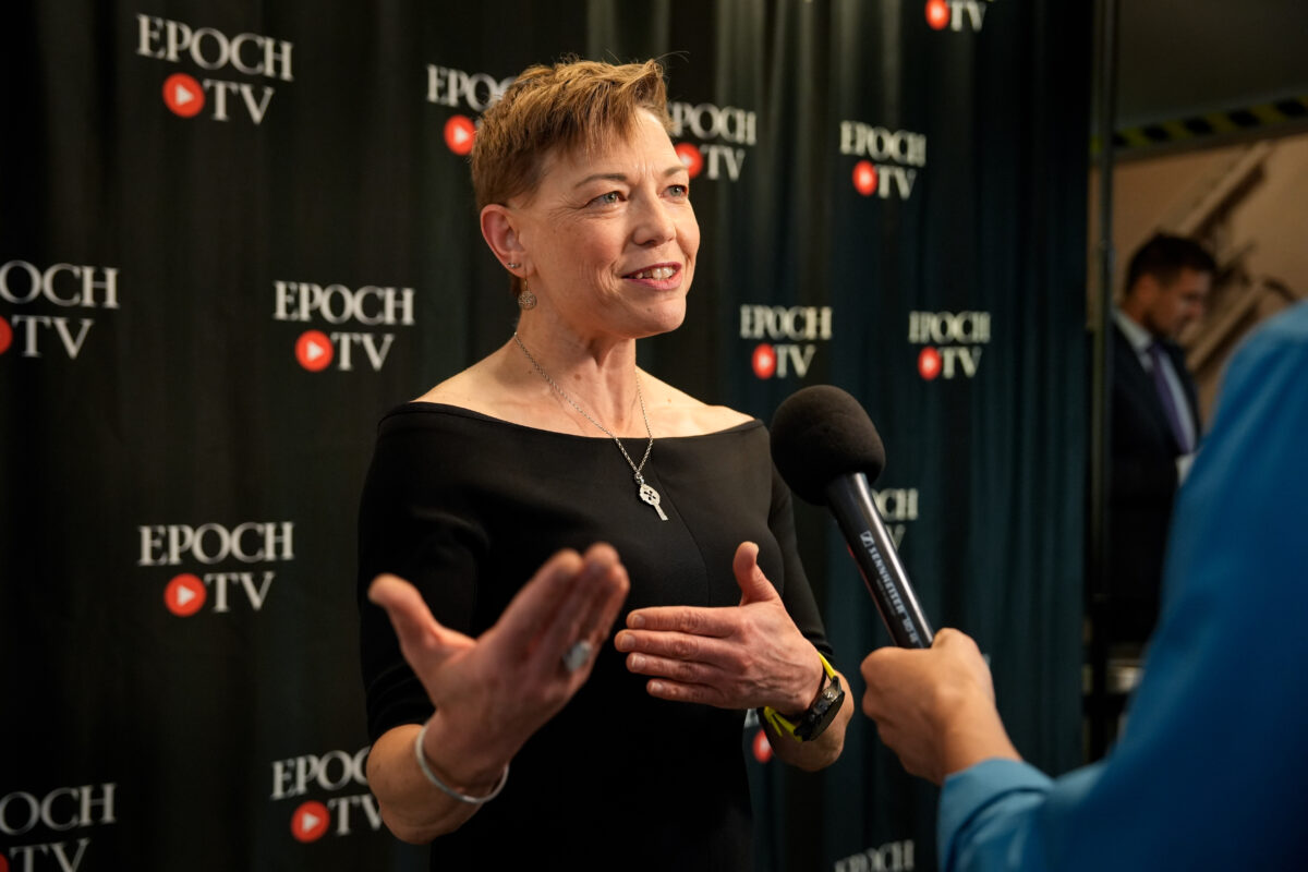 Bác sĩ Katherine Welch nói chuyện trước buổi ra mắt bộ phim tài liệu “Chuyển Đổi Giới Tính” của The Epoch Times tại New York hôm 15/06/2023. (Ảnh: Samira Bouaou/The Epoch Times)