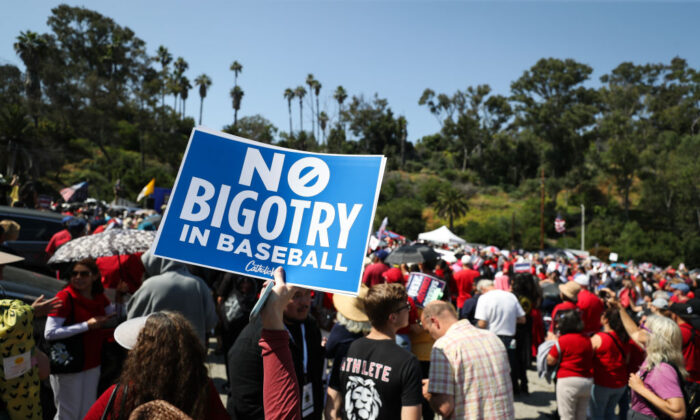 Những người biểu tình giơ các tấm biển hiệu tại một sự kiện Catholics for Catholics để đáp lại sự kiện Đêm Tự Hào của Đội Dodgers có sự góp mặt của tổ chức The Sisters of Perpetual Indulgence hôm 16/06/2023. (Ảnh: Meg Oliphant/Getty Images)