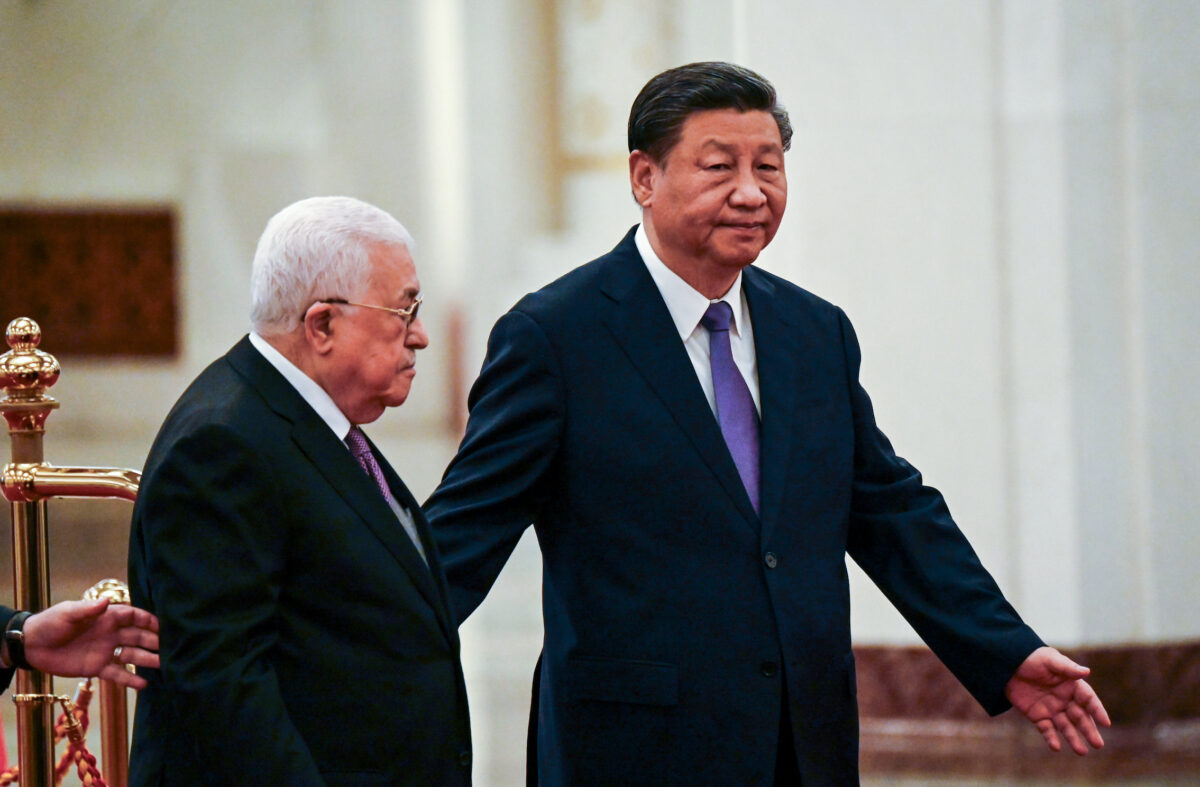 Lãnh đạo Trung Quốc Tập Cận Bình (bên phải) và lãnh đạo Palestine Mahmud Abbas tham dự lễ đón tiếp tại Bắc Kinh hôm 14/06/2023. (Ảnh: Jade Gao/Pool qua Getty Images)