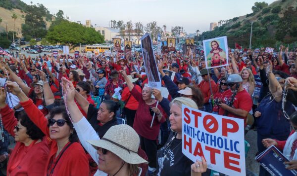 Hàng ngàn người tập trung tại cổng Sân vận động Dodger để phản đối quyết định của đội Los Angeles Dodgers tôn vinh nhóm diễn viên giả trang nữ chống Công Giáo tại lễ LGBT hàng năm của tổ chức này ở Los Angeles, hôm 16/06/2023. (Ảnh: Courtesy of Catholic Vote)