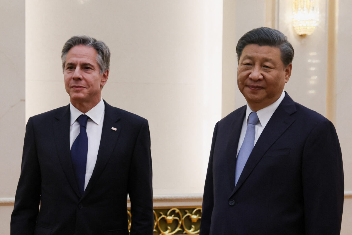 Nhà lãnh đạo Trung Quốc Tập Cận Bình (bên phải) tiếp Ngoại trưởng Hoa Kỳ Antony Blinken trước cuộc gặp của họ tại Đại lễ đường Nhân dân ở Bắc Kinh hôm 19/06/2023. (Ảnh: Leah Millis/AFP qua Getty Images)