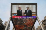 Một bản tin của Đài Truyền hình Trung ương Trung Quốc (CCTV) chiếu cảnh Ngoại trưởng Hoa Kỳ Antony Blinken (bên trái) gặp gỡ lãnh đạo Trung Quốc Tập Cận Bình, trên một màn hình lớn bên ngoài một trung tâm mua sắm ở Bắc Kinh hôm 19/06/2023. (Ảnh: Greg Baker/AFP qua Getty Images)