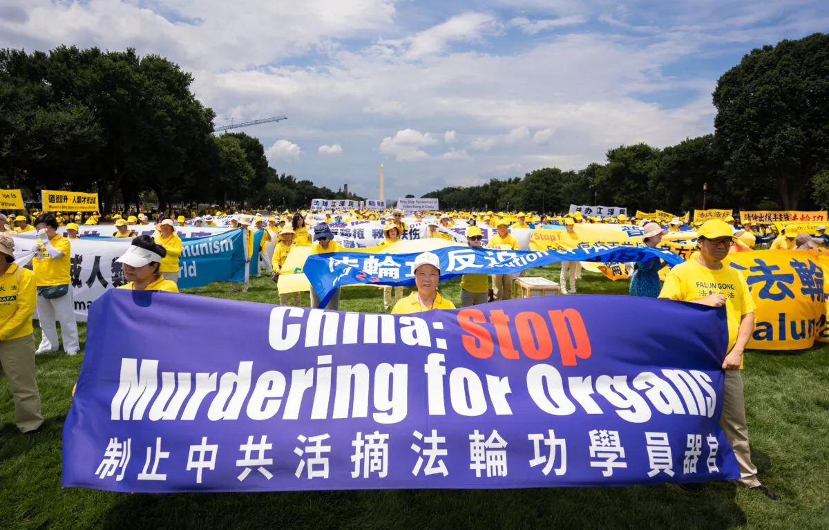 Các học viên Pháp Luân Công tham gia diễn hành tại National Mall ở Hoa Thịnh Đốn vào ngày 21/07/2022 nhằm tưởng niệm 23 năm ngày chính quyền Trung Quốc phát động cuộc đàn áp nhóm tinh thần này. (Ảnh: Samira Bouaou/The Epoch Times)