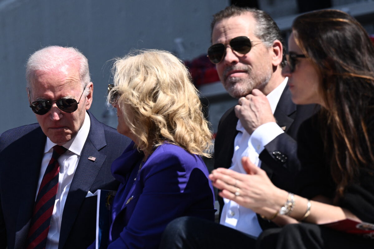 Từ trái qua: Tổng thống Hoa Kỳ Joe Biden, Đệ nhất Phu nhân Jill Biden, ông Hunter Biden, và bà Ashley Biden tham dự một sự kiện tại Đại học Pennsylvania ở Philadelphia, Pennsylvania, hôm 15/05/2023. (Ảnh: Brendan Smialowski/AFP qua Getty Images)