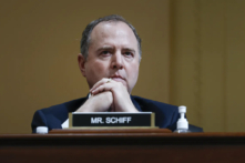 Dân biểu Hoa Kỳ Adam Schiff (Dân Chủ-California) lắng nghe trong phiên điều trần thứ ba của Ủy ban Đặc biệt Điều tra Vụ tấn công Điện Capitol Hoa Kỳ ngày 06/01 tại Tòa nhà Văn phòng Cannon House ở Hoa Thịnh Đốn vào ngày 16/06/2022. (Ảnh: Anna Moneymaker/Getty Images )