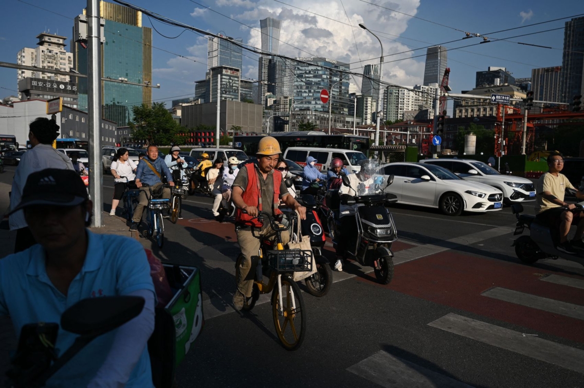 Mọi người chờ để băng qua đường ở Bắc Kinh hôm 20/06/2023. (Ảnh: Greg Baker/AFP qua Getty Images)