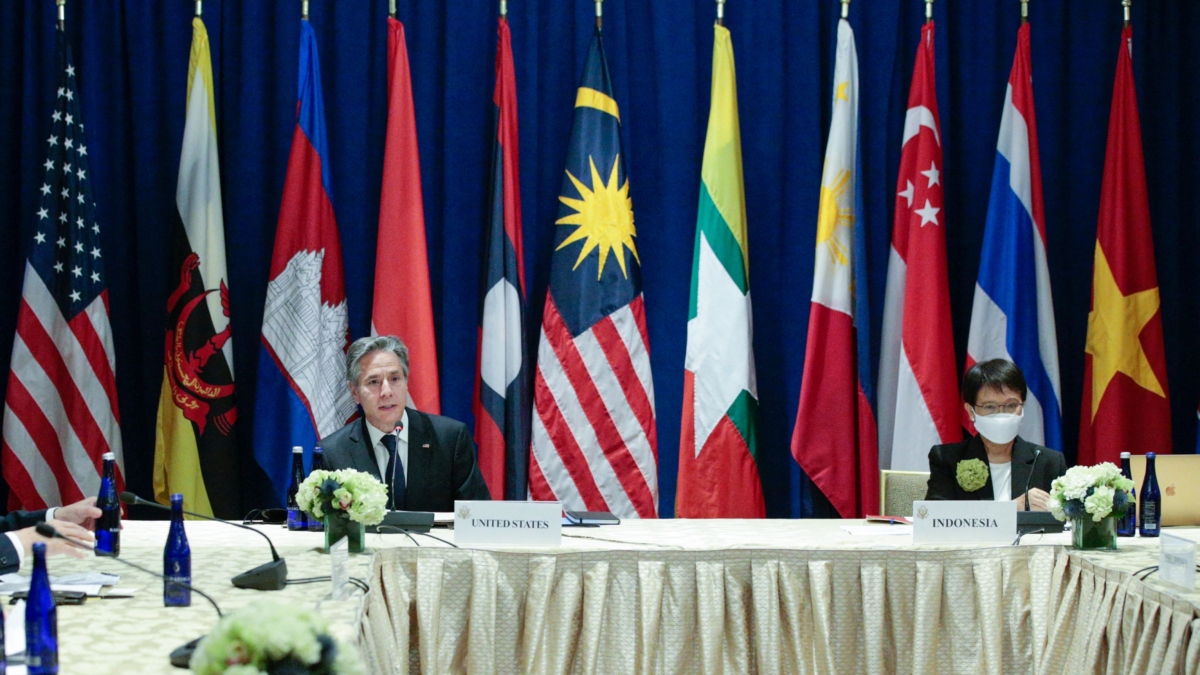 Ngoại trưởng Hoa Kỳ Antony Blinken (Trái) ngồi cạnh Ngoại trưởng Indonesia Retno Marsudi trong một cuộc gặp với ngoại trưởng các quốc gia ASEAN bên lề Đại hội đồng Liên Hiệp Quốc nhiệm kỳ 76 tại New York vào ngày 23/09/2021. (Ảnh: Betancur/Pool/AFP qua Getty Images)