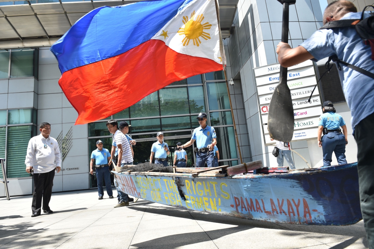 Ngư dân từ thị trấn Masinloc, những người đánh cá ở Bãi cạn Scarborough, và các nhà hoạt động mang một chiếc thuyền đánh cá bằng gỗ đến để sử dụng trong một cuộc biểu tình bên ngoài lãnh sự quán Trung Quốc tại Manila vào ngày 12/07/2016, trước một phán quyết của tòa án Liên Hiệp Quốc về tính hợp pháp của các yêu sách của Trung Quốc đối với một khu vực tranh chấp với Philippines ở Biển Đông. (Ảnh: Ted Aljibe/AFP qua Getty Images)