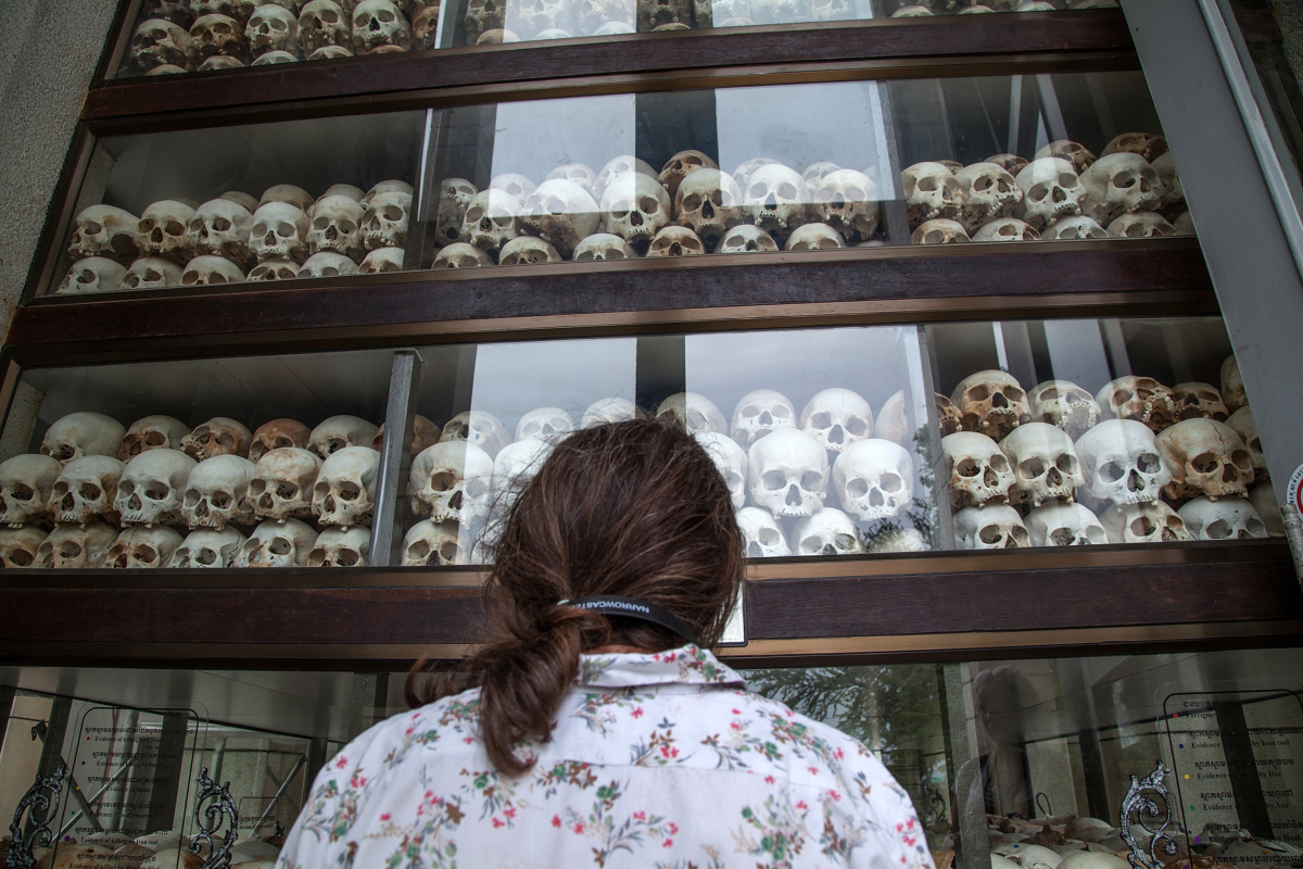 Một phụ nữ trẻ Cambodia nhìn vào bảo tháp chính ở Cánh Đồng Chết Choeung Ek, nơi chứa hàng ngàn hộp sọ của những người bị sát hại dưới thời chế độ Pol Pot, ở Phnom Penh, Cambodia, vào ngày 06/08/2014. (Ảnh: Omar Havana/Getty Images)