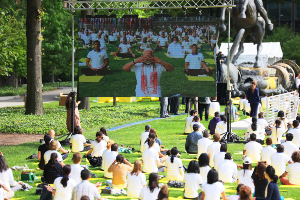 Thủ tướng Ấn Độ Narendra Modi tập yoga trên Bãi cỏ phía Bắc của trụ sở Liên Hiệp Quốc ở New York, hôm 21/06/2023. (Ảnh: Michael M. Santiago/Getty Images)