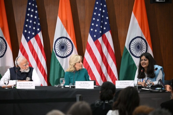 Thủ tướng Ấn Độ Narendra Modi (Trái) và Đệ nhất phu nhân Hoa Kỳ Jill Biden lắng nghe bà Anchal Sharma (Phải), ứng cử viên tiến sĩ tại Viện Công nghệ Ấn Độ, trong chuyến thăm Quỹ Khoa học Quốc gia ở Alexandria, Virginia, hôm 21/06/2023. (Ảnh: Mandel Ngan/AFP qua Getty Images)