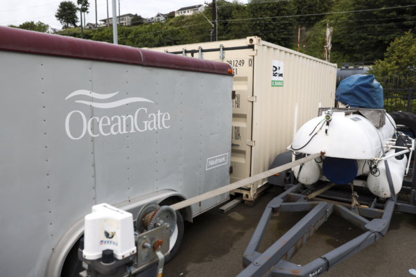 Logo OceanGate được in hình trên một xe đầu kéo tại Cảng Everett Boat Yard ở Everett, Washington, hôm 20/06/2023. (Ảnh: Jason Redmond/AFP qua Getty Images)