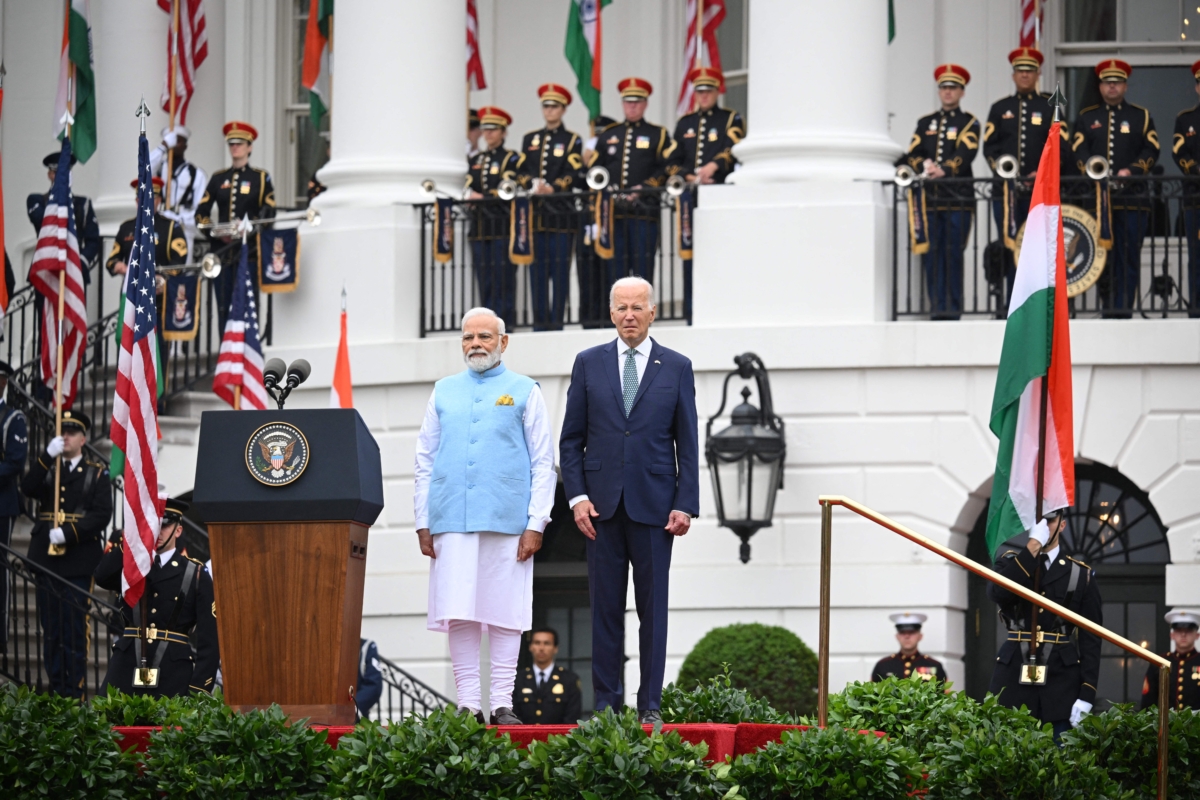 Tổng thống Hoa Kỳ Joe Biden và Thủ tướng Ấn Độ Narendra Modi (bên trái) nghe quốc ca trong buổi lễ chào đón ông Modi tại Bãi cỏ phía Nam của Tòa Bạch Ốc hôm 22/06/2023. (Ảnh: Mandel Ngan/AFP qua Getty Images)