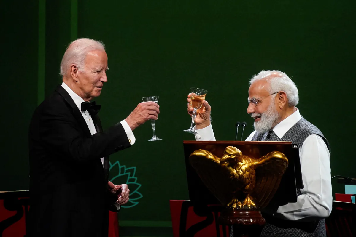 Tổng thống Hoa Kỳ Joe Biden và Thủ tướng Ấn Độ Narendra Modi (phải) nâng ly chúc mừng trong tiệc tối chính thức cấp nhà nước tại Tòa Bạch Ốc vào ngày 22/06/2023. (Ảnh: Elizabeth Frantz/Reuters)