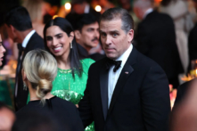 Ông Hunter Biden, con trai của Tổng thống Hoa Kỳ Joe Biden, đang quan sát trong một tiệc tối cấp nhà nước tại Tòa Bạch Ốc hôm 22/06/2023. (Ảnh: Anna Moneymaker/Getty Images)