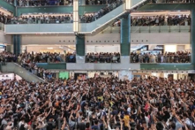 Một đám đông lớn đã tập trung ở các tầng khác nhau trong trung tâm mua sắm New Town Plaza ở Sa Điền, hô vang khẩu hiệu ‘Nguyện Vinh quang cho Hồng Kông’ vào ngày 11/09/2019. (Ảnh: Adrian Yu/Epoch Times)