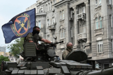 Các chiến binh của tập đoàn lính đánh thuê tư nhân Wagner được nhìn thấy trên nóc một chiếc xe tăng khi được khai triển gần trụ sở của Quân khu phía Nam ở thành phố Rostov-on-Don, Nga, hôm 24/06/2023. (Ảnh: Stringer/Reuters)