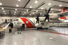 Các thành viên phi hành đoàn chuẩn bị khởi hành trên chiếc phi cơ HC-130 Hercules của Lực lượng Tuần Duyên để trợ giúp tìm kiếm tàu lặn Titan ở St. John’s, Newfoundland, Canada hôm 21/06/2023. (Ảnh: Sĩ quan cấp 1 Amber Howie/Lực lượng Tuần Duyên Hoa Kỳ qua AP)